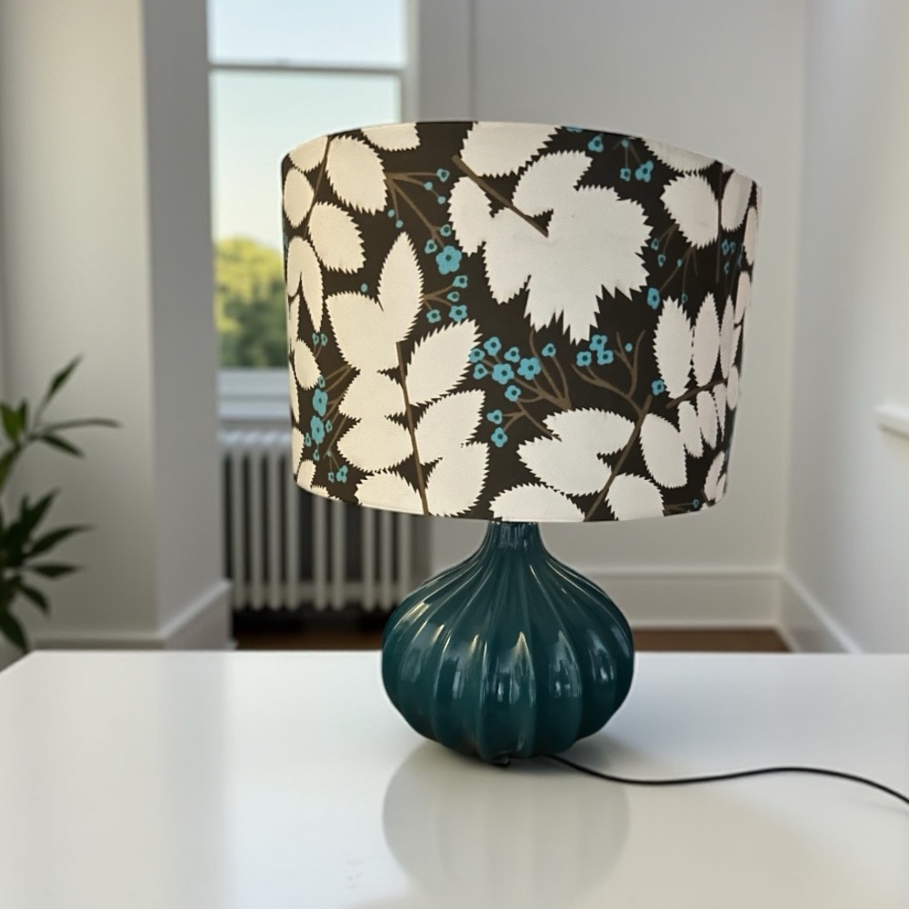 Elegant Teal Lamp with Leaf Pattern Shade